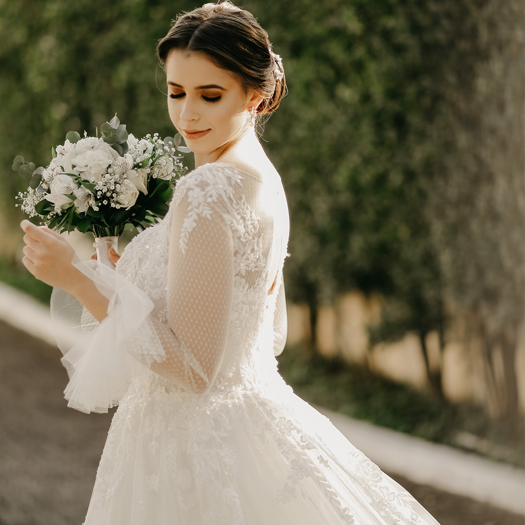 Vestido de noiva clássica com buquê verde e branco